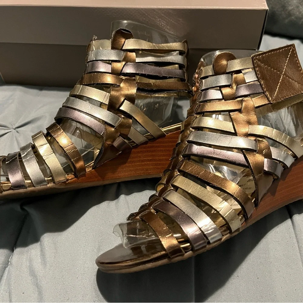 Like new Steve Madden strapy women’s sandals gold silver 6